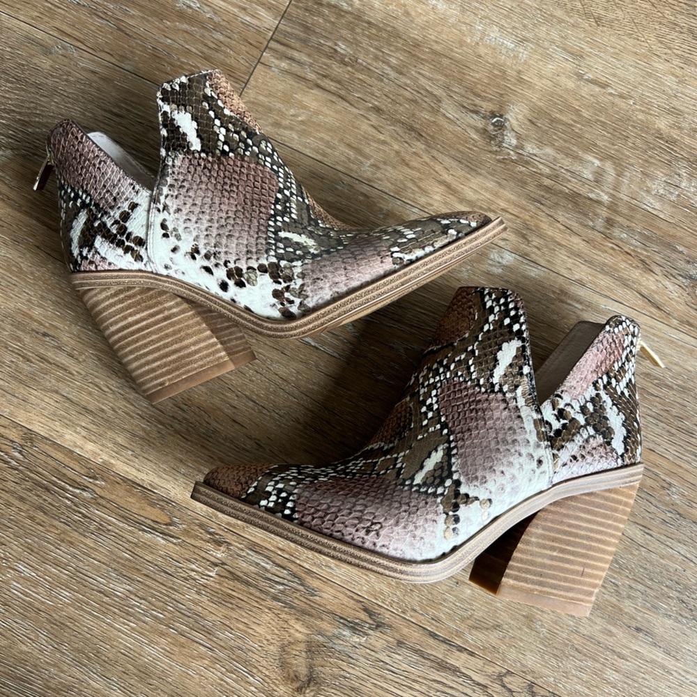 Vince Camuto - gigietta bootie - size 5.5